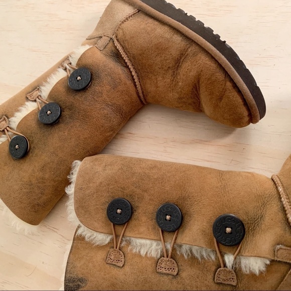 Ugg | Bailey triplet button distressed boots 6 - Picture 4 of 6